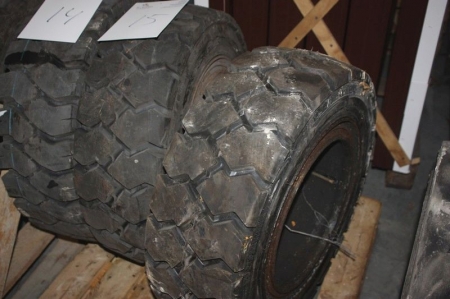 2 FLT tires, Trelleborg, slightly used and unused. 15 28 x 9 - 08/15/15 - 15 N.H.S. 14 P. R. Width approx. 21 cm. Ø approx. 66 cm. Mounted on steel rims, 6 holes