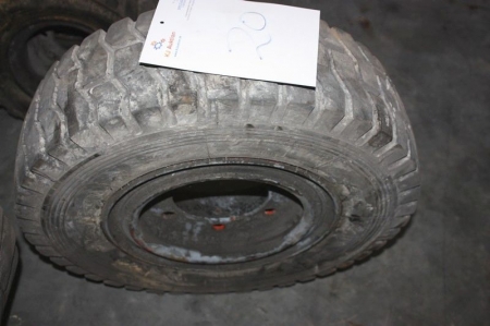 FLT tyre, Michelin 7.00 R12-xzf, width approx. 18 cm. Mounted on a steel rim, 6 holes