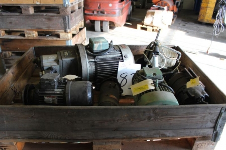 Pallet with electric motors