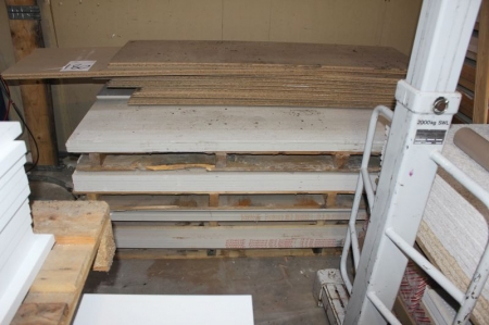 4 Pallets with approx. 17 plasterboards. 120x200 cm + approx. 10 floorboards + various Danoline plates, 600 x 600 cm. (Troldtekt panels not included due to 3. party ownership)