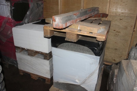 2 Pallets with multi-block and 1 pallet of Leca
