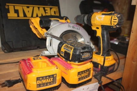 2 x aku-værktøj: håndrundsav, DeWalt + skruemaskine, DeWalt + 2 batterier + 2 ladere