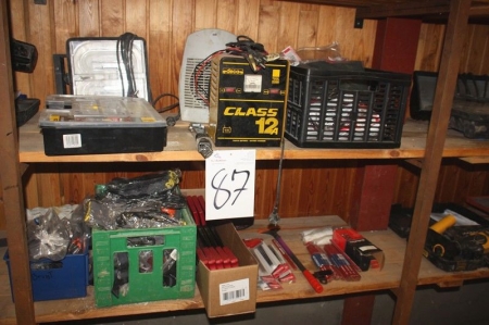 Indhold på 2 hylder i træreol, bl.a. batterilader, Deca Class 12 a + arbejdslampe + kasse beskyttelsesdragter + 2 kasser med arbejdshandsker + fukssvanse + diverse