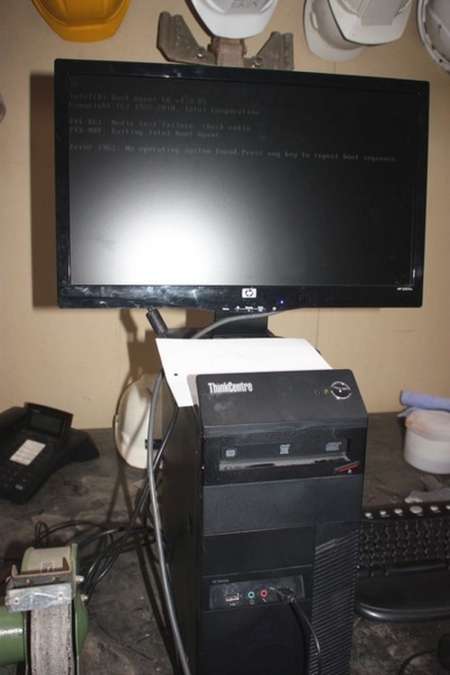 PC Lenovo ThinkCentre with monitor, keyboard and mouse