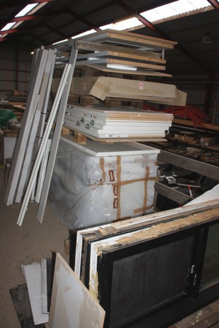 5 pallets of various interior doors - some with water damage. Among other things, Swedoor 825 x 2052 mm.