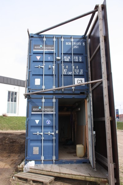 2 20 foot material containers, good condition. Content included. Buyer disassemples facade sign 