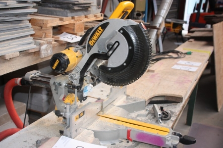 Mitre saw, DeWalt. Table not included