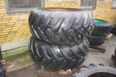 Set of twin tires, Trelleborg 600/60-30.5. Steel rims, 8 holes