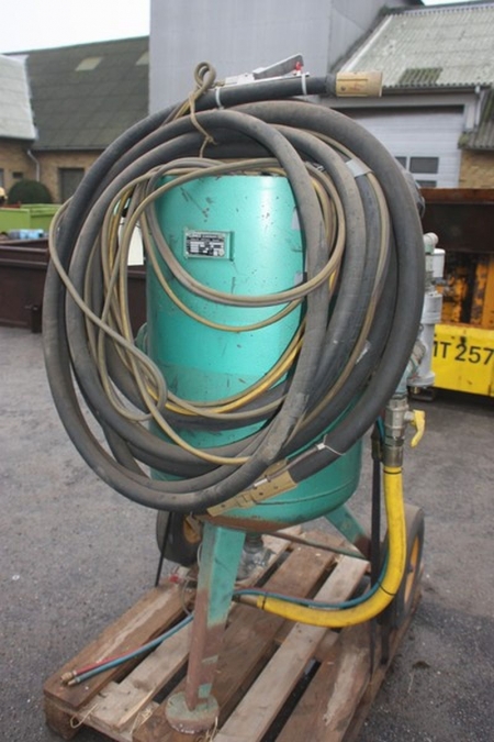 Sandblaster, CLEMCO 2452. Renovated in valves and connectors for DKK 5000