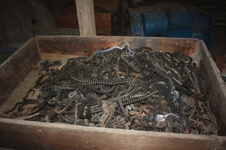 Pallet with chains