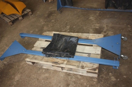 Portable welding curtains, width approx. 2 meters. Missing top pipes