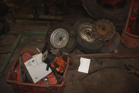 Kasse med 2 motorer (heraf 1 stand ukendt) + fodertruck (stand ukendt) + 4 hjul + rustfri udstødningsrør