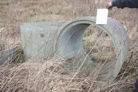 Concrete wells and more, 2 Of which with bottom (standing on soft ground)