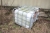 2 kasser, spånplade med glasfiber (iltflaske medfølger ikke) + 3 palletanke + galvaniseret H-bjælke, længde ca. 6 meter + diverse beholdere