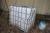 2 kasser, spånplade med glasfiber (iltflaske medfølger ikke) + 3 palletanke + galvaniseret H-bjælke, længde ca. 6 meter + diverse beholdere