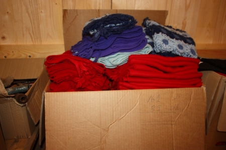 Box with shawl, approx qty. 162/85. For sale by private individual. VAT applicable on Buyers Premium only
