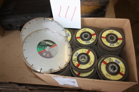 Box with abrasive disks, slightly used + diamond blades, unused. For sale by private individual. VAT applicable on Buyers Premium only