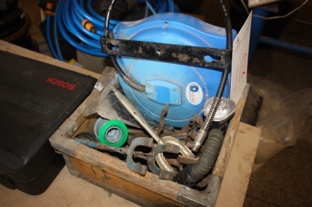 Air hose reel with hose + pliers and so on. For sale by private individual. VAT applicable on Buyers Premium only
