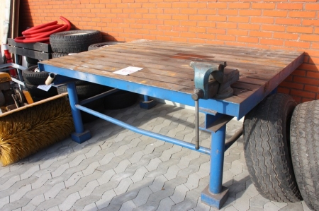 Welding surface / lineup. T-steel, ca. 2 x 1.5 m + vise. For sale by private individual. VAT applicable on Buyers Premium only