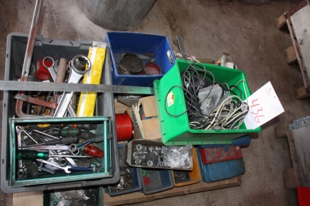 Palle med diverse, bl.a. fastnøgler, skruestik, elektronik