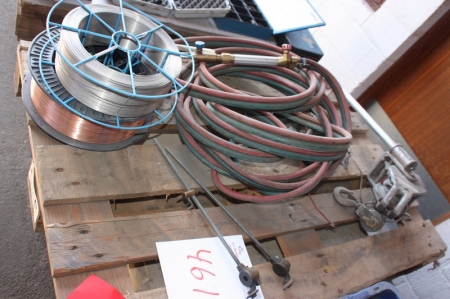 Pallet with oxygen and gas hose with torch and pressure gauge + wire rope hoist + 2 rolls of welding electrodes