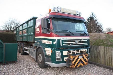 Lastbil, Volvo FM12. 6x2 Luft. Forsynet med sneplovbeslag. KM 567000. Årgang 2002. Registreringsnummer: AJ24087 (nummerplade medfølger ikke)
