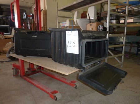2 x Toolboxes + shelf. For sale by private individual. VAT applicable on Buyers Premium only