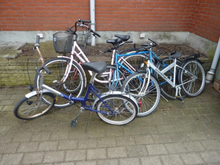 5 cykler: 1 foldecykel med gear + børnecykel, Winther, med gear + herrecykel, blå, med udvendig gear + damecykel, hvid, med gear, lys og kurv + foldecykel med gear