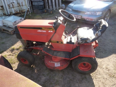 Lawn tractor, Westwood T1200. Pulley rear + lift. Last run in 2013. For sale by private individual. VAT applicable on Buyers Premium only