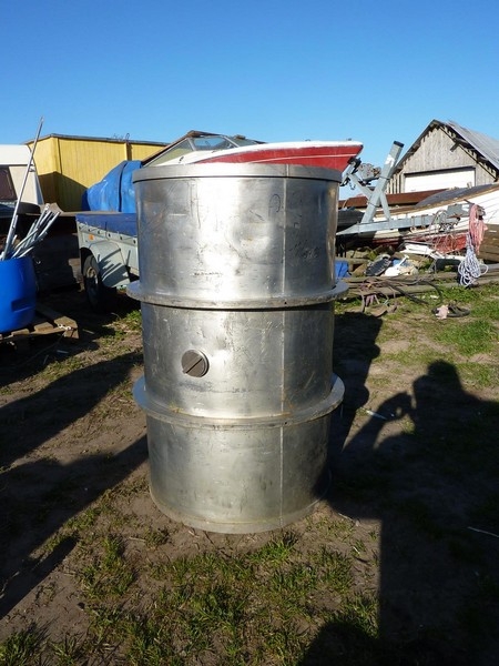 200 liter stainless steel tanks. Use of pure alcohol. For sale by private individual. VAT applicable on Buyers Premium only