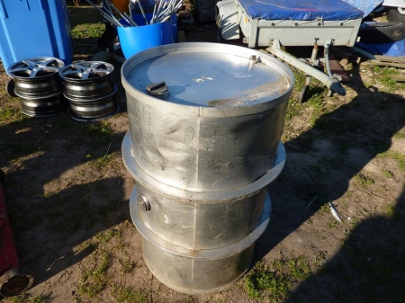 200 liter stainless steel tanks. Use of pure alcohol. For sale by private individual. VAT applicable on Buyers Premium only