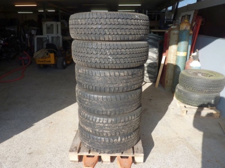 Michelin tyre  235 x 65 x 17, 4 + Bridgestone, 31 x 10.50 R15. For sale by private individual. VAT applicable on Buyers Premium only