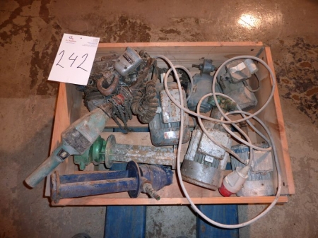 Pallet with electric motors + pumps + electric hoist. For sale by private individual. VAT applicable on Buyers Premium only