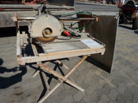 Tile Cutter + (defect tub). For sale by private individual. VAT applicable on Buyers Premium only