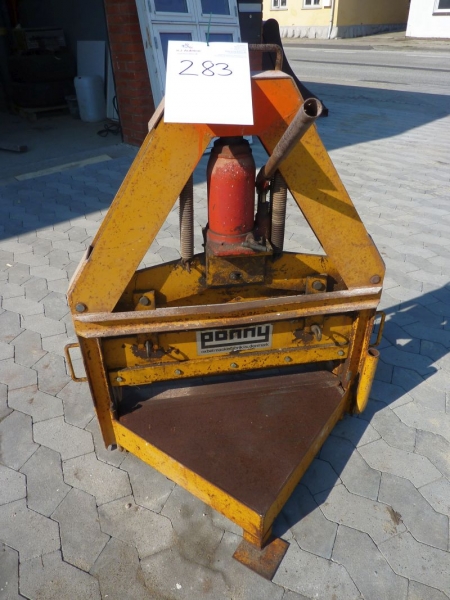 Tile Cutter, Pony. For sale by private individual. VAT applicable on Buyers Premium only