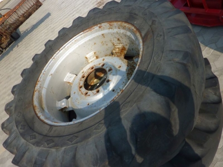 Rear wheel, Ford-IH 18-4 x 34 . For sale by private individual individual. VAT applicable on Buyers Premium only