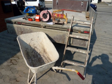Wheelbarrow + stone cutter + cable reel + hole in one + cut-off saw + ladder, wood. For sale by private individual. VAT applicable on Buyers Premium only
