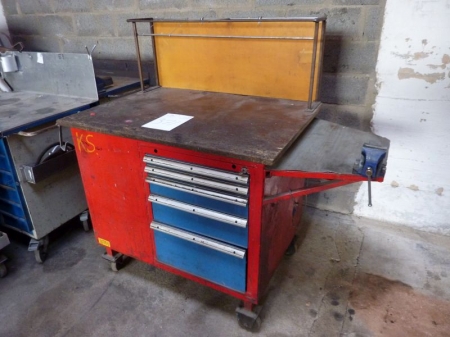 Tool trolley on wheels, with vice