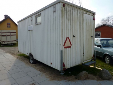 Construction site trailer, 4 man. Without papers. Toilet, shower, refrigerator, water heater, changing wardrobes. For sale by private individual. VAT applicable on Buyers Premium only