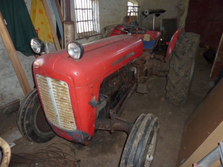 Tractor, Massey Ferguson MF 35 4 cylinder diesel. Good tires. Good condition. For sale by private individual. VAT applicable on Buyers Premium only