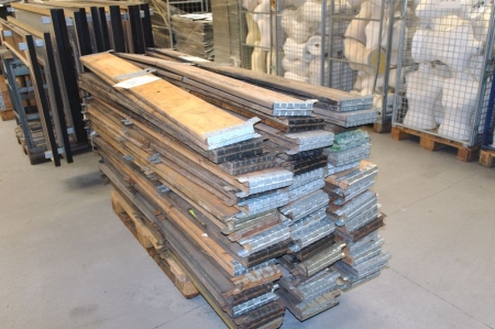 Pallet with pallet collars