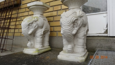 Elefanter, 2 stk. -  Højde ca. 52 cm, Bredde ca. 22 cm og Dybde ca. 40 cm