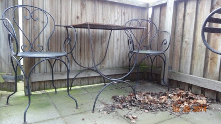 Table with 2 chairs. Wrought iron table and 2 chairs. Retro provence style. Table approx. 60 x 60 cm. Height approx. 71 cm. Highly detailed and beautifully done. In need of TLC