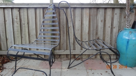 2 x wrought iron chairs. Retro provence style. Detailed spine and design. Height approx. 107 cm and a width of approx. 58 cm.