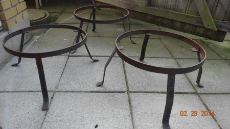 3 x wrought iron stand designed for pots , dishes or other. Diameter 45 cm and height 26 cm.
