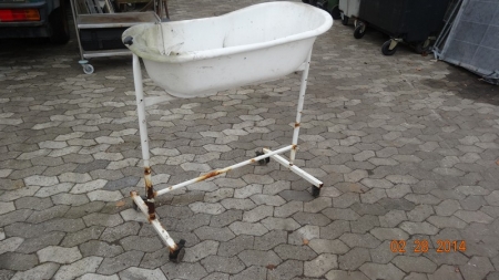 Bath tub on a tripod. Length approx. 100 cm, height approx. 105 cm. Can be placed vertically adjusted