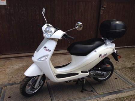 Retro Scooter White with 4-stroke KYMCO engine running about 40 km on one liter of petrol, incl. GIVI topbox, lamps, rear and brake lights are LED bulbs, the engine is limited electronically. The scooter is NEW, running and ready for registration. License