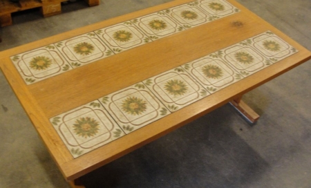 Coffe table with tiles