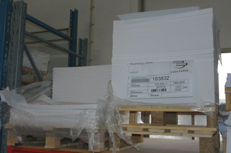 Indhold i 1 fag pallereol diverse papir 460 x 640 mm 240 gr + 450 x 640 mm 160 gr m.v.