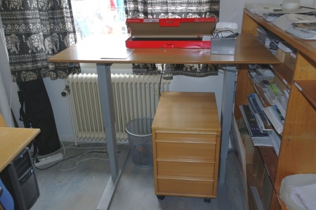 El hæve/sænke skrivebord + skuffesektion + bord + kontorstol + 2 reoler uden indhold